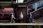 Forbudt. Mange af DSB's kunder føler sig generet af rygning på perronerne, fortæller Christian Linnelyst, chef for salg og marketing i DSB. Det er grunden til, at man i dag forbyder rygning på alle DSB's arealer. 
