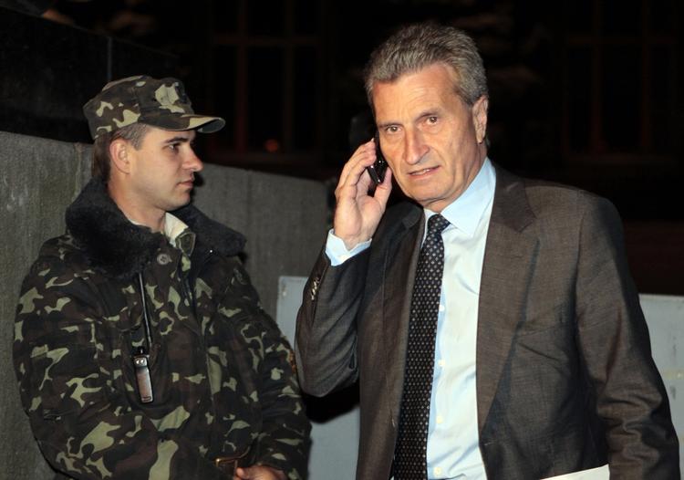 Konflikt. EU's energikommissær, Günther Oettinger, opfordrer Rusland og Ukraine til at genoptage forhandlingerne og finde en løs på landenes konflikt om gasleverancer. Her taler han i telefon, da han prøvede at få en løsning med parterne i juni måned. 