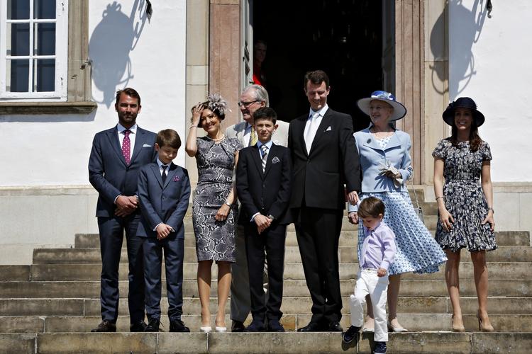 familiehensyn. Prins Joachim og prinsesse Marie flytter om kort tid til København - blandt andet for at få mere tid i hverdagen sammen med prins Joachims to ældste sønner, prins Nikolai og prins Felix. Her ses familien i forbindelse med prins Nikolais konfirmation sidste år. 