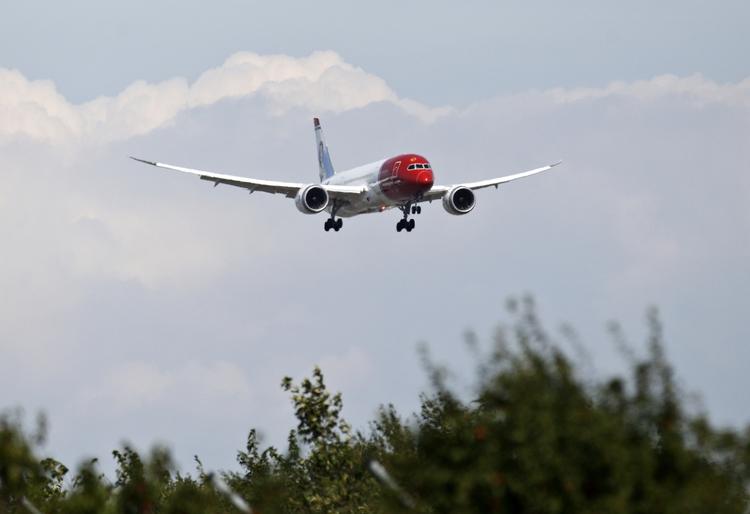 BESKYTTELSE. Norske fly må nu medbringe bevæbnede sikkerhedsvagter til og fra USA og Israel. Her ses Norwegians nye Dreamliner, som er indkøbt for at beflyve selskabets ruter til Amerika. 
