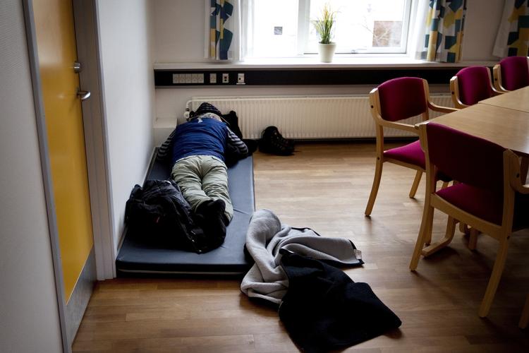 FATTIG. Flere unge har haft skrabet bunden med de nye ungeydelser. Men nu kan de få midlertidig hjælp til huslejen. 