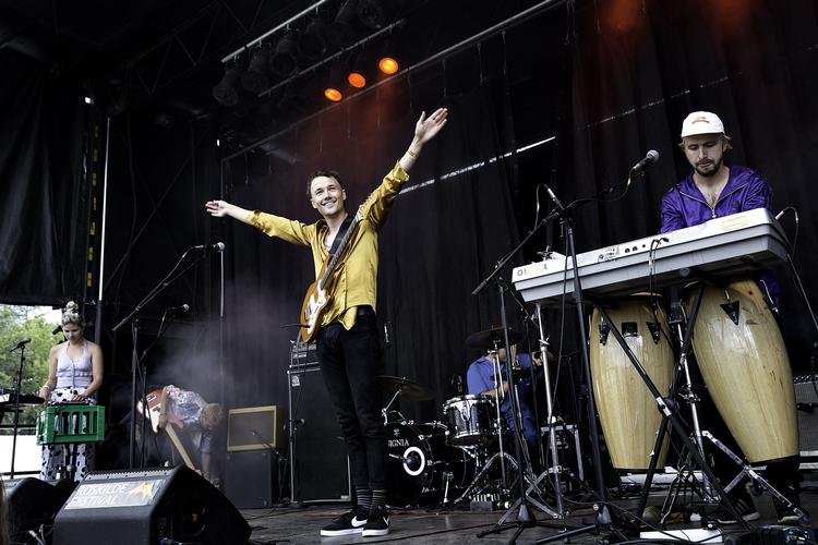 Tidlige. Det danske band 'Tidlige armbånd' åbnede Roskilde Risings tirsdagsprogram. 