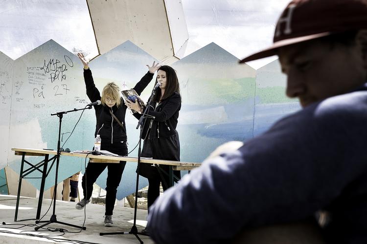 Live. Campinggæsterne på Roskilde Festival lader sig underholde af levende oplæsning, da to ud af de tre forfattere bag 'Frit Flet' optræder. 
