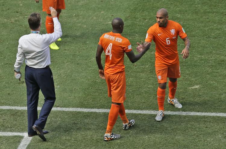 skadet. Nigel de Jong (nummer 6) har forstrukket lysken og må nu holde pause i to til fire uger. 