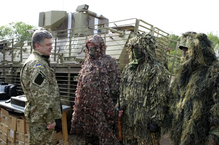 fronten. Ukraines præsident, Petro Porosjenkos, fotografet i fredags, hvor han besøgte soldater i det østlige Ukraine. 