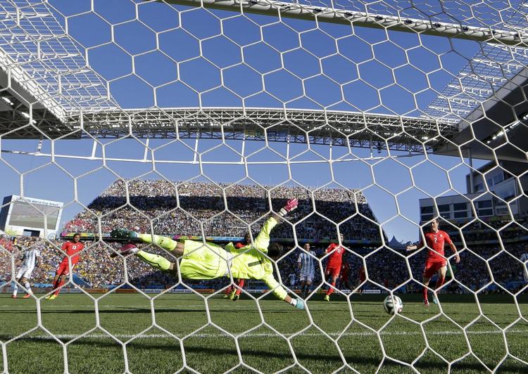 MÅLET. En yderligt placeret afslutning fra Angel Di Maria sad uden for Diego Benaglios rækkevidde. 