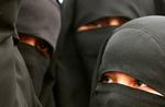 TILDÆKKEDE. Niqab-klædte kvinder i Pakistan. Nu har den europæiske menneskeretsdomstol godkendt et forbud mod de muslimske heldragternes maskering. 