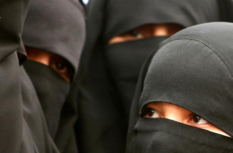 TILDÆKKEDE. Niqab-klædte kvinder i Pakistan. Nu har den europæiske menneskeretsdomstol godkendt et forbud mod de muslimske heldragternes maskering. 