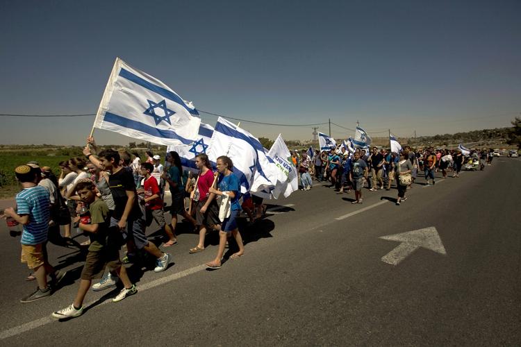Protest. Israelere demonstrerer, tæt på stedet hvor tre israelske drenge blev bortført og siden dræbt. Et nødopkald fra en af drengene, blev opfattet som telefonfis af politiet. 