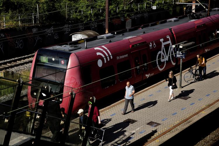 Røg. De få rygere, vi møder på Valby Station, tager ikke rygeforbuddet særligt tungt. »Det er ret retarderet«, lyder det fra Amanda på 18. 
