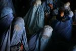 HELDÆKKET. Afghanske kvinder i burka-dragter under et valgmøde i Kabul. Nu vil DF have de heldækkende dragter forbudt. Forslaget skydes ned af regeringspartierne. 