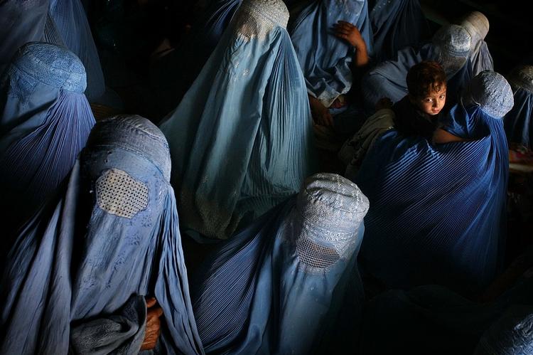 HELDÆKKET. Afghanske kvinder i burka-dragter under et valgmøde i Kabul. Nu vil DF have de heldækkende dragter forbudt. Forslaget skydes ned af regeringspartierne. 