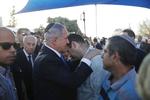 Sorg. Ministerpræsident Benjamin Netanyahu trøster Avi Fraenkel, hvis søn Naftali var en af de dræbte teenagere. Præsident Shimon Peres ses i baggrunden. 