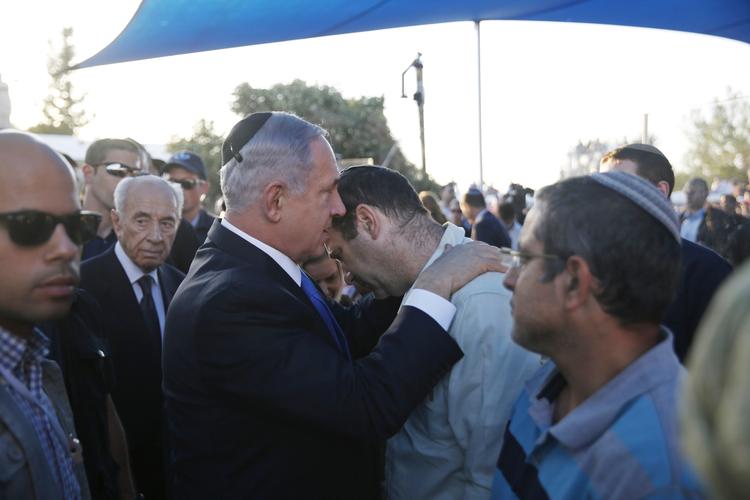 Sorg. Ministerpræsident Benjamin Netanyahu trøster Avi Fraenkel, hvis søn Naftali var en af de dræbte teenagere. Præsident Shimon Peres ses i baggrunden. 