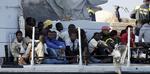 Forlis. Overlevende fra Lampedusa-tragedien blev sejlet i land af den italienske kystvagt. 