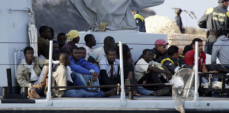 Forlis. Overlevende fra Lampedusa-tragedien blev sejlet i land af den italienske kystvagt. 