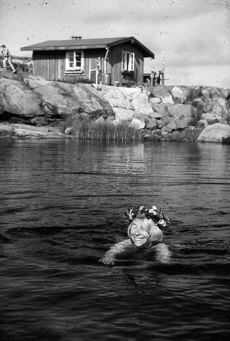 Sommerliv. Den lille roman 'Sommerbogen' foregår på en ø i den finske skærgård. Tove Jansson tilbragte selv både som barn og voksen mange somre ved havet. 