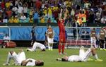 brutalt. Amerikanske spillere ligger drysset rundt på grønsværen, mens Belgiens Axel Witsel strækker hænderne mod himlen i en sejrsgestus efter ottendedelsfinalen. 