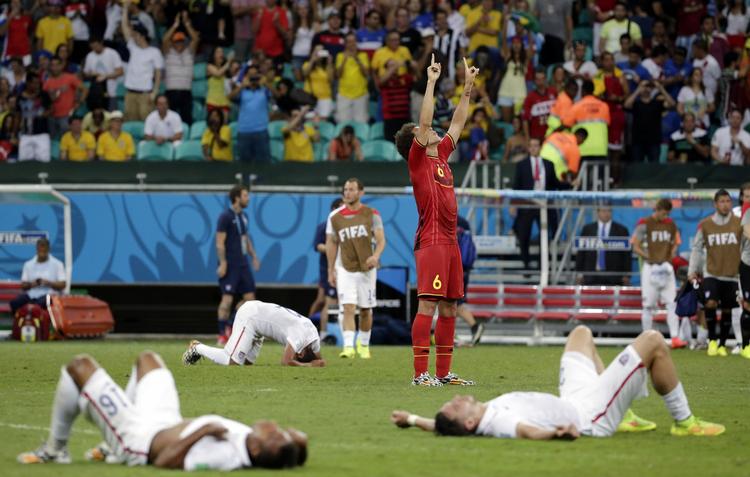 brutalt. Amerikanske spillere ligger drysset rundt på grønsværen, mens Belgiens Axel Witsel strækker hænderne mod himlen i en sejrsgestus efter ottendedelsfinalen. 