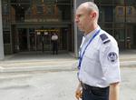 Korruptionssag. En politimand står uden for det suverænt mest omtalte politikontor i Frankrig i disse dage - nemlig det franske politis afdeling for efterforskning af korruption. 