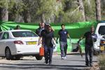 ligfund. Israelsk politi har i dag fundet et lig i et skovområde nær Jerusalem. I aftes blev en arabisk teenager kidnappet udenfor et supermarked i Østjerusalem. Politiet har endnu ikke bekræftet, hvorvidt liget har sammenhæng med den formodede kidnapning. 