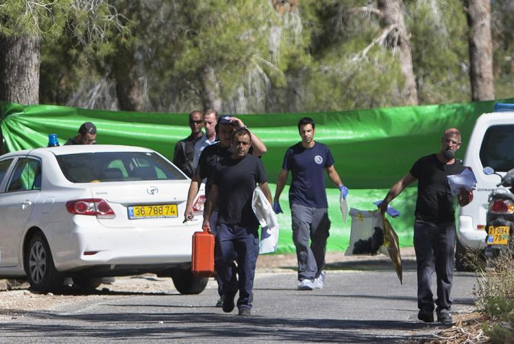 ligfund. Israelsk politi har i dag fundet et lig i et skovområde nær Jerusalem. I aftes blev en arabisk teenager kidnappet udenfor et supermarked i Østjerusalem. Politiet har endnu ikke bekræftet, hvorvidt liget har sammenhæng med den formodede kidnapning. 
