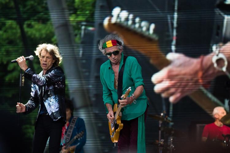 Hvis du vil være sikker på at opleve Mick Jagger (til venstre) og Keith Richards (i midten), når Rolling Stones spiller torsdag klokken 22, så er det en god idé at droppe bilen og tage den offentlige transport. 