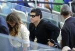 kritik. Diego Armando Maradona (midt) forlader tilskuerpladserne i pausen i Argentinas kamp mod Iran. 