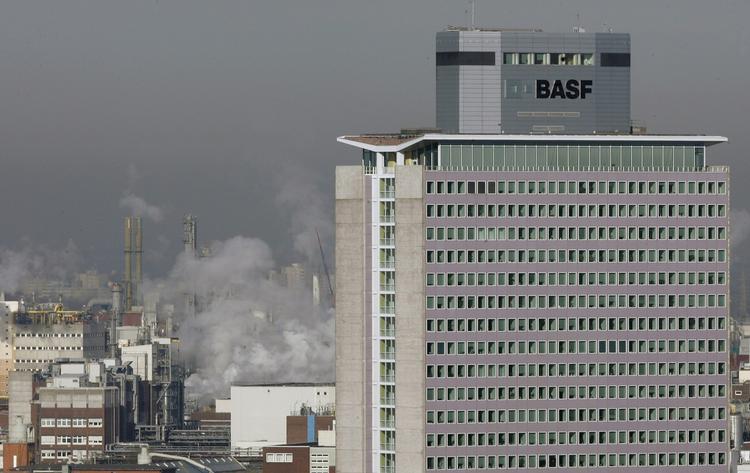 Skattetænkning. BASF's hovedkvarter i Ludwigshafen, Tyskland. 47 procent af de ansatte arbejder i Tyskland, men kun 30 procent af koncernens indtægter bogføres her. En stor del kanaliseres ifølge rapporten til Holland, hvor skatten er lavere. 