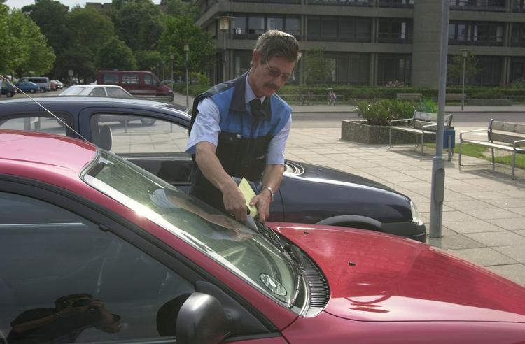 forsøg. En håndskreven seddel kan ikke erstatte en parkeringsskive, noterer dommerne i Østre Landsret. 