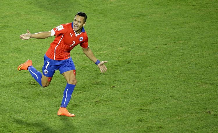 bytte-objekt? Alexis Sanchez har været en af de bedste spillere på et sprudlende Chile-mandskab under VM. 