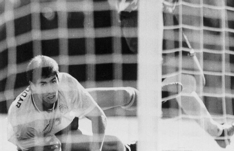 1967-1994. Andres Escobar forsøgte at dirigere John Harkes’  aflevering mod midten udenom mål, men i stedet passerede bolden målmanden til amerikansk føring. 