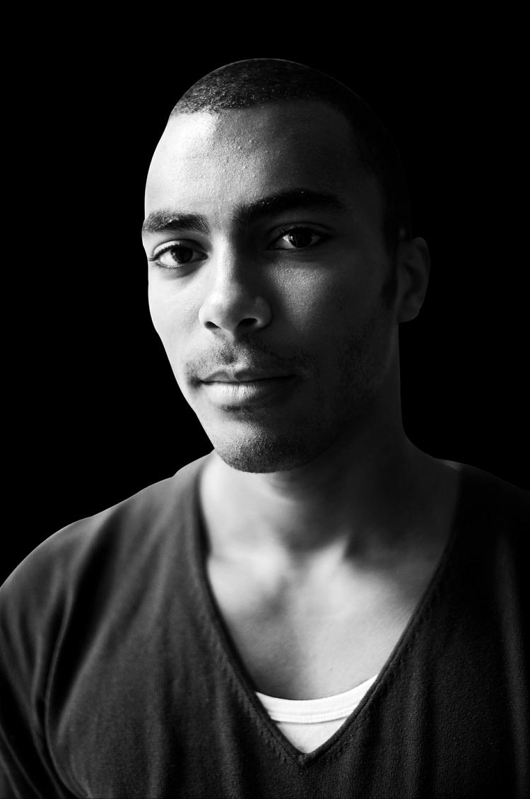 21-årige Jonas Thomsen Sekyere blev knivdræbt 17. november 2012 i Kødbyen i København. En bytur sluttede tragisk og Omer Hassan Sheik Muse har siden været eftersøgt nationalt og internationalt som hovedmistænkt. Nu har Ekstra Bladet tilsyneladende opsporet ham i Somalia. 