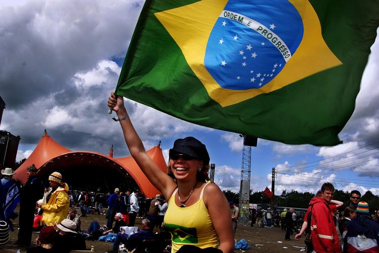 Roskilde Festival har tidligere vist storskærmsarrangementer ved de store fodboldslutrunder. Billedet her er fra 2002, hvor VM-finalen mellem Brasilien og Tyskland blev vist på en storskærm foran Orange Scene. 