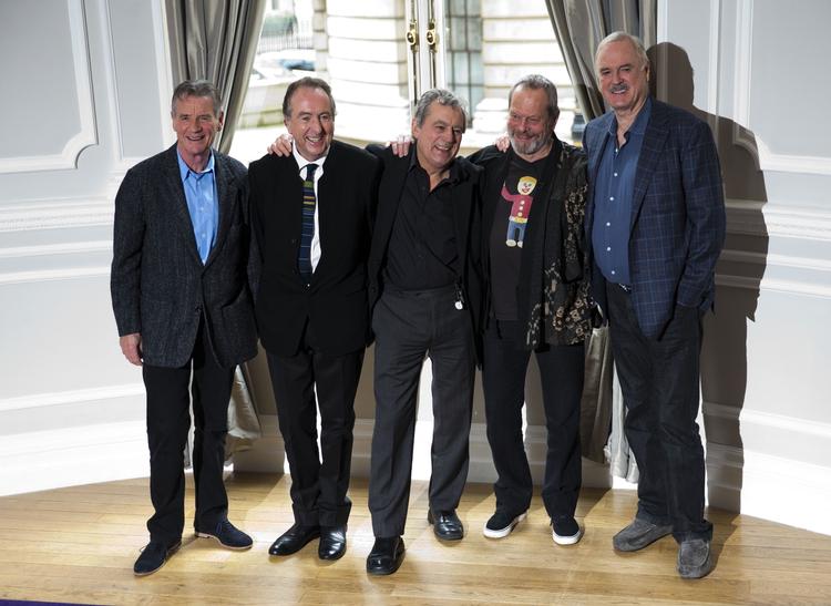 Genopstået. Monty Python-fans fra hele verden var samlet i Londons 02-arena, parate til at elske de aldrende herrer for at genoplive de skattede øjeblikke. 