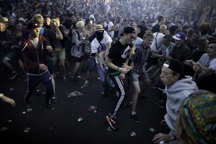 Rave. Tirsdag aften var det tid til mosh pit på Roskilde Festival. 