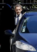 afhøring. Den tidligere franske præsident Nicolas Sarkozy, da han i morges forlod sit hjem i Paris. Han risikerer at blive sigtet for korruption, og afhøringerne af ham truer hans politiske fremtid i fransk politik. 