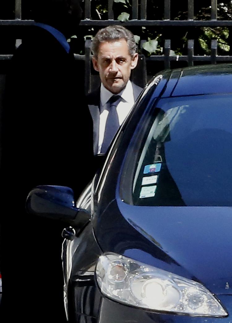 afhøring. Den tidligere franske præsident Nicolas Sarkozy, da han i morges forlod sit hjem i Paris. Han risikerer at blive sigtet for korruption, og afhøringerne af ham truer hans politiske fremtid i fransk politik. 