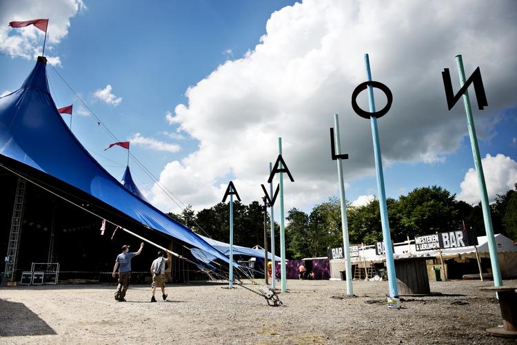 NYHED. Roskilde har fået en ny scene, Avalon, der ligger hvor Cosmopol lå i gamle dage. Teltet er blevet åbnet mere op for at give en god koncertoplevelse til andre end dem, der står under teltdugen. 