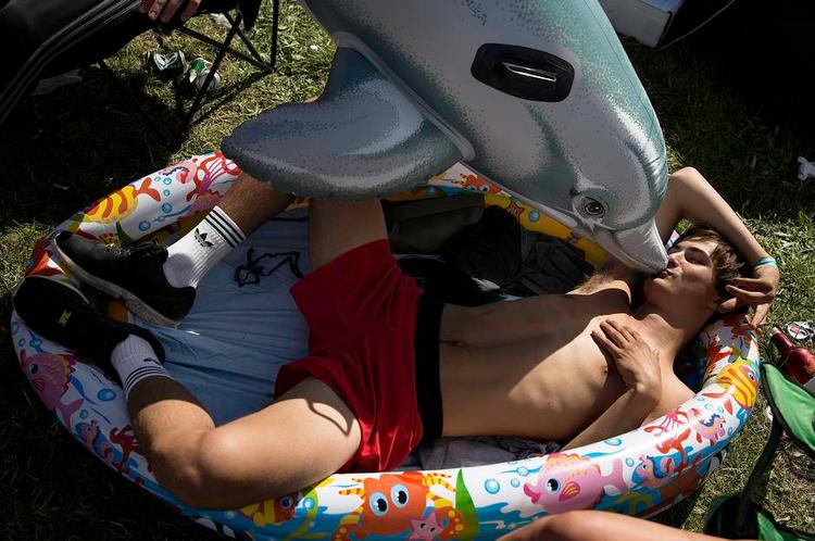 Baywatch-camp. Fantasien er stor på campingområdet, hvor titusinder varmer op til den egentlige festivalåbning torsdag. Her er temaet inspireret af den amerikanske 1990'er-serie 'Baywatch'. 