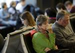 FLYSIKKERHED. Talsmænd i Det Hvide Hus vil ikke oplyse hvorfor, at USA nu skærper sikkerhedsforanstaltninger i lufthavne med direkte fly til landet. Her ses ventende passagere i LaGuardia lufthavnen i New York. 