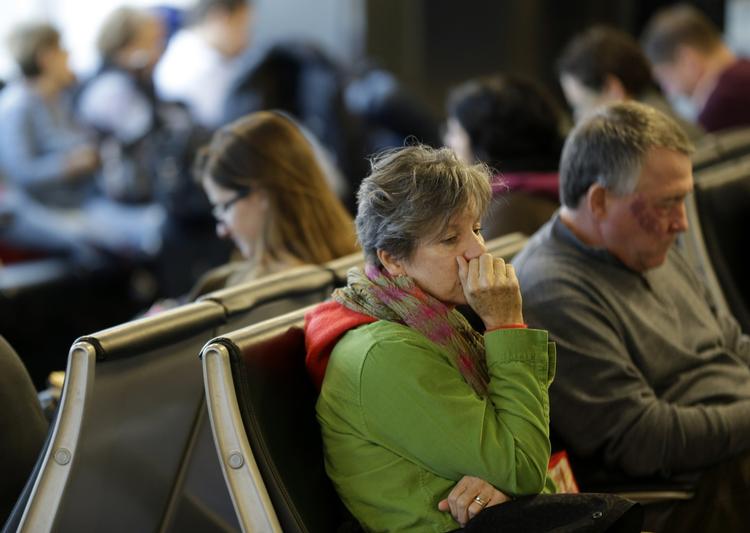 FLYSIKKERHED. Talsmænd i Det Hvide Hus vil ikke oplyse hvorfor, at USA nu skærper sikkerhedsforanstaltninger i lufthavne med direkte fly til landet. Her ses ventende passagere i LaGuardia lufthavnen i New York. 