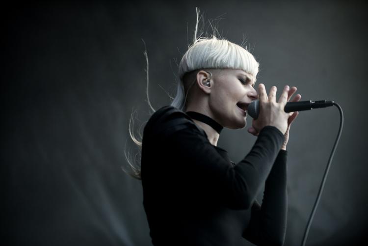 Hvin. Julie Aagaard er med sin karakteristiske stemme Kill J's absolutte blikfang. 