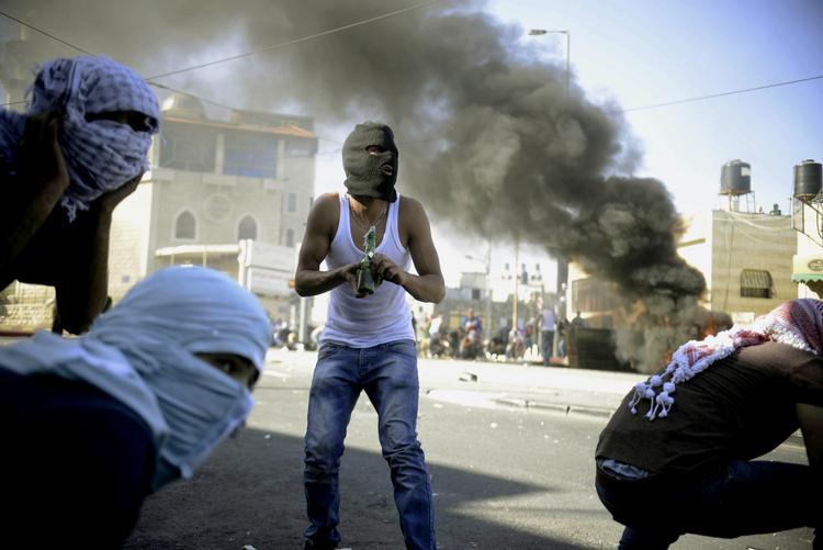 Gadekampe. Palæstinensere og israelske sikkerhedsstyrker har tørnet sammen siden i morges, efter at liget af en ung palæstinenser blev fundet. Palæstinensiske ledere anser mordet for at være en hævnaktion, efter at tre israelske teenagere blev fundet dræbt i forgårs. 