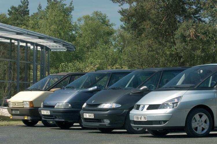 familietræf. Her er alle fire generationer af Renault Espace samlet. Den ældste står til venstre. 