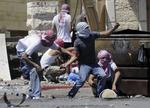 BATALJE. Palæstinensere i kamp med israelske sikkerhedsstyrker efter fundet af den myrdede dreng ved Jerusalem onsdag. 