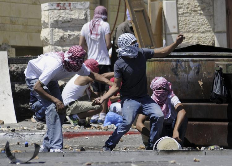 BATALJE. Palæstinensere i kamp med israelske sikkerhedsstyrker efter fundet af den myrdede dreng ved Jerusalem onsdag. 