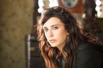 Karisma. Den libanesiske instruktør og skuespiller Nadine Labaki fører sig frem med mascara så tyk som sort krudt i rollen som Miriam. 