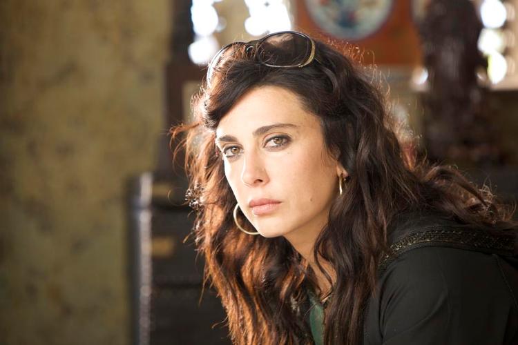 Karisma. Den libanesiske instruktør og skuespiller Nadine Labaki fører sig frem med mascara så tyk som sort krudt i rollen som Miriam. 