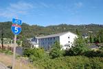 logi. Sådan kommer man ofte til at bo i USA. Her et Super 8-motel i Roseburg, Californien. Tæt på motorvejen og et stykke fra centrum. Her var der dog et fint steakhouse 500 meter væk. 